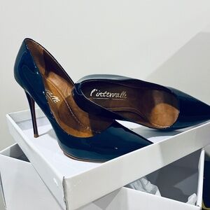 L’Intervalle patent leather heels